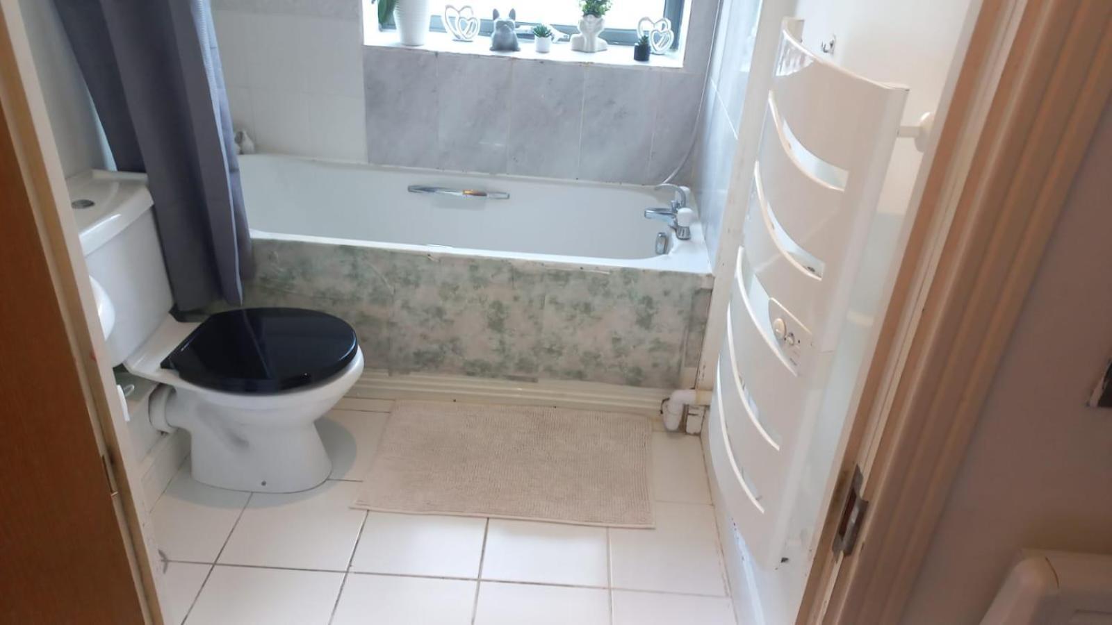 Comfy With Shared Bathroom